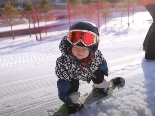 Un bébé de 11 mois sur un snowboard fait sensation sur la toile...